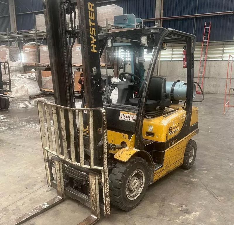 Empilhadeira a GLP Hyster com cilindro de gás, em um galpão