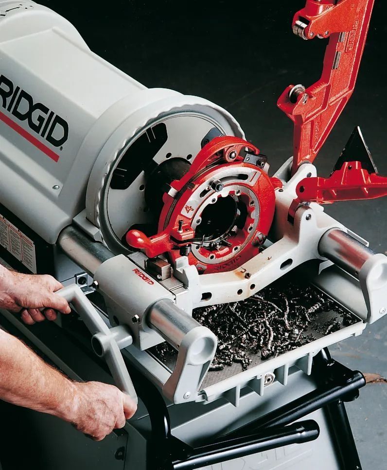Rosqueadeira RIDGID em uso