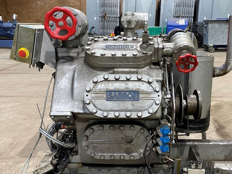 Compressor de refrigeração industrial Sabroe, com válvulas de bloqueio vermelhas